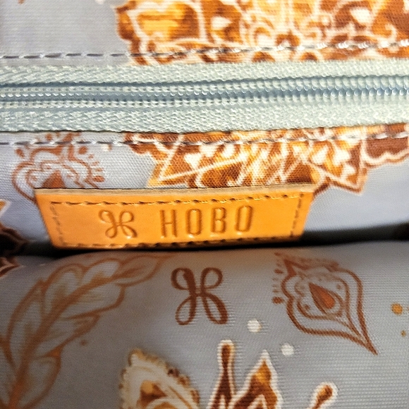 NWT HOBO LE 'Stardust' Metallic Leather with Wanderlust Lining Wallet/Clutch - Picture 5 of 11